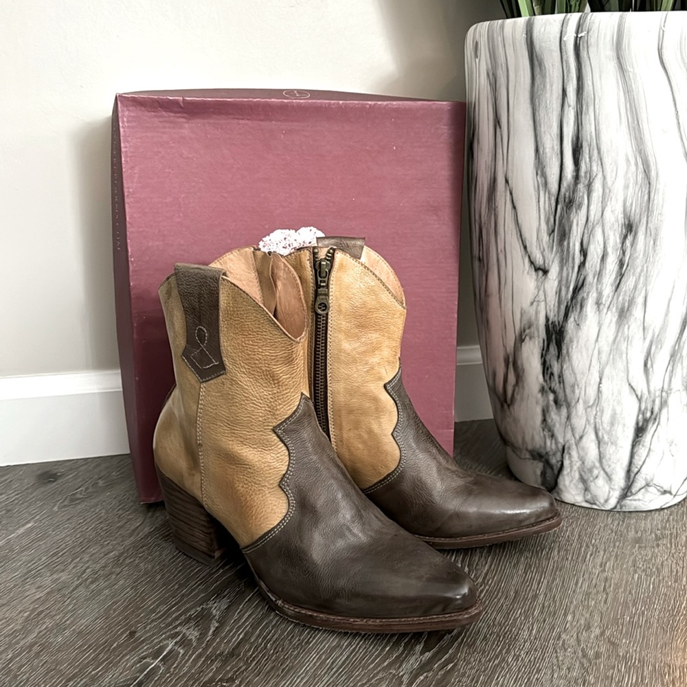 NEW Oak Tree Farms Baila Two Tone Ankle Boots Taupe Cashew, Size 9